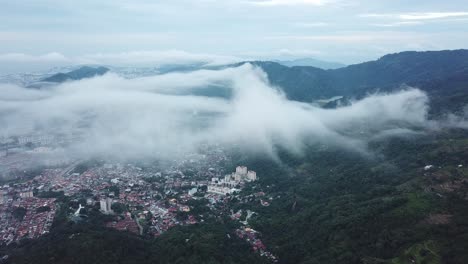 Vista-Aérea-Del-Mar-De-Niebla-De-La-Ciudad-De-Ayer-Itam-Desde-La-Colina-De-Penang.